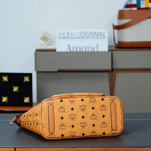 MCM Reversible Liz Shopper in Visetos - Picture 5 of 7